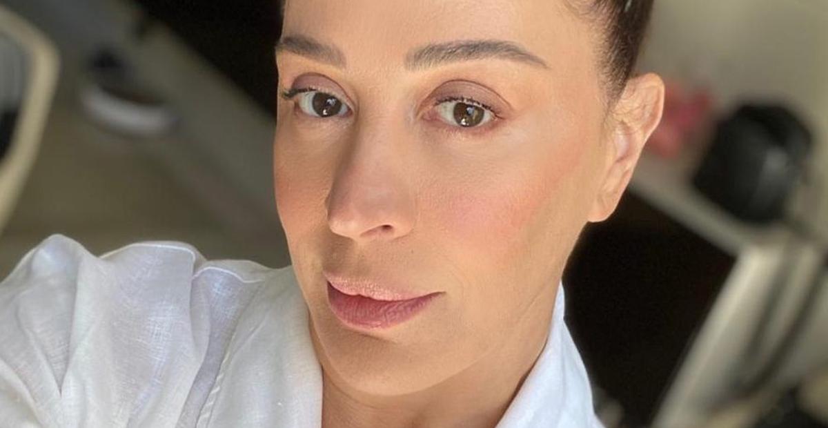 De biquíni, Claudia Raia leva web à loucura ao aparecer renovando o bronzeado em boia de melancia