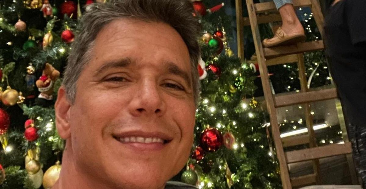 Marcio Garcia monta árvore de Natal luxuosa ao lado da família