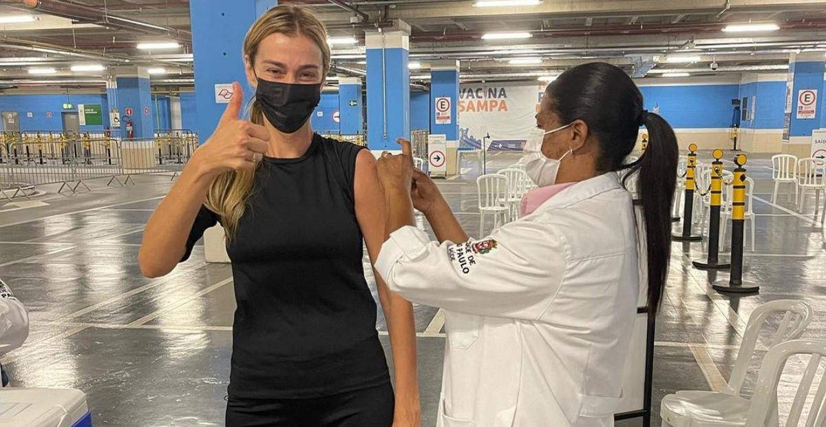 Mônica Martelli recebe terceira dose da vacina contra a covid-19: ”Um dever social”