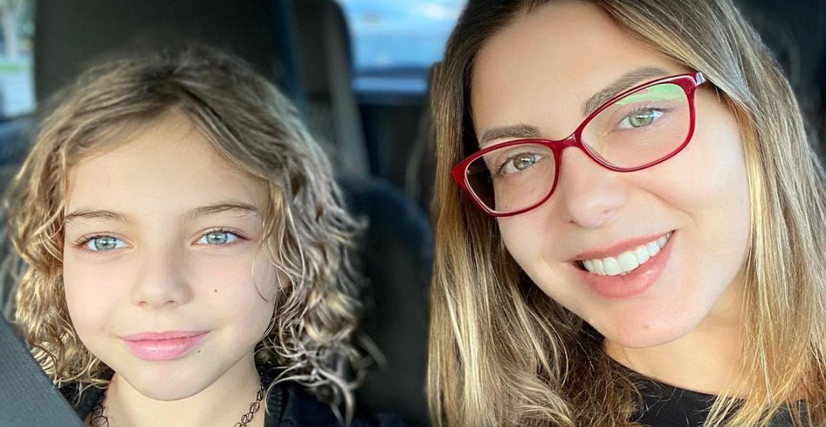 Sheila Mello se derrete ao flagrar filha abraçada com a cachorrinha: ”Completamente apaixonada”