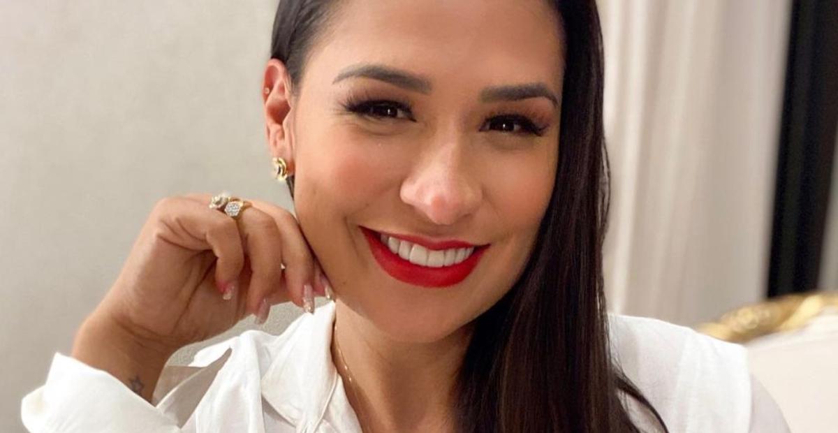 Simone Mendes encanta internautas com clique de Zaya de tiara: ”Minha boneca”