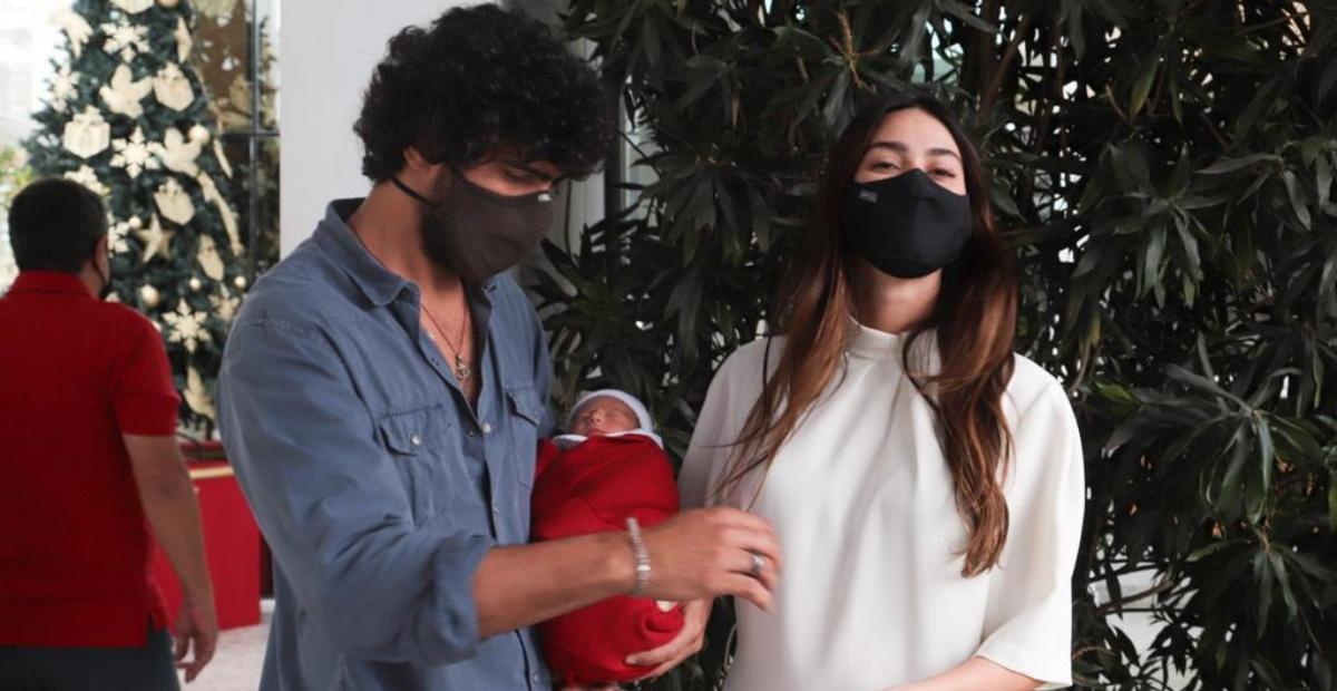 Thaila Ayala deixa a maternidade com o filho, Francisco