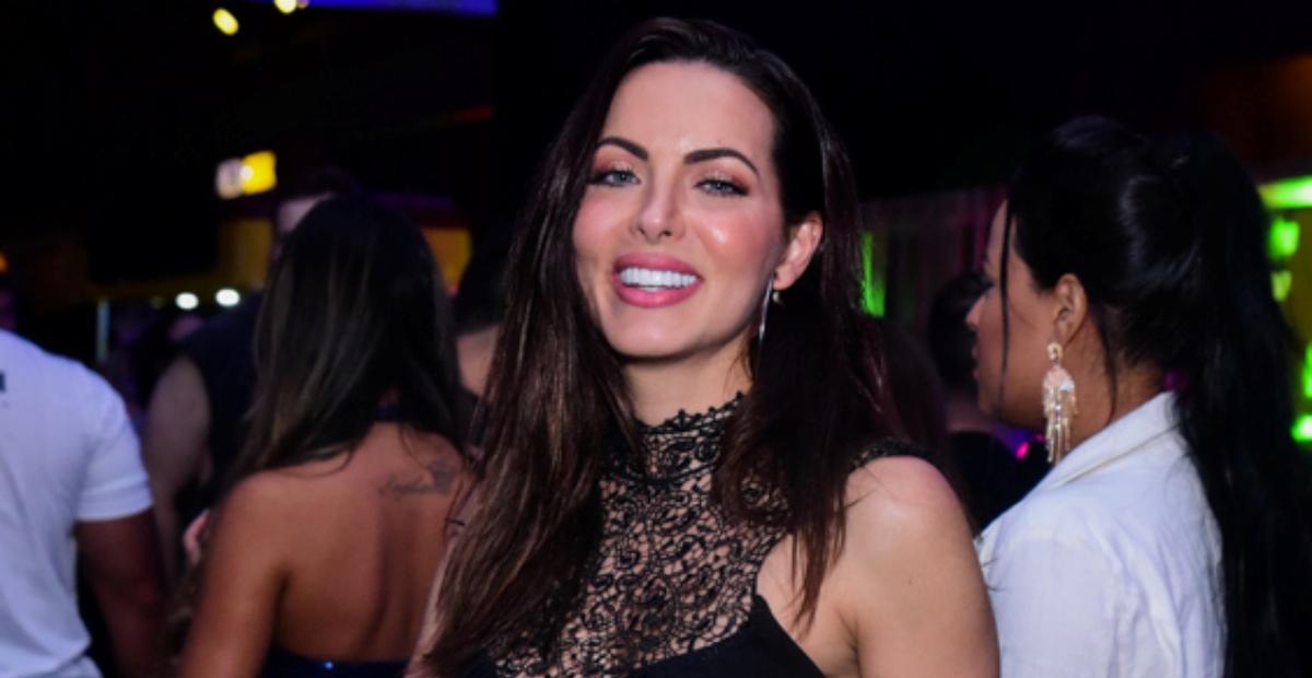 Carla Prata é flagrada aos beijos com moreno em festival