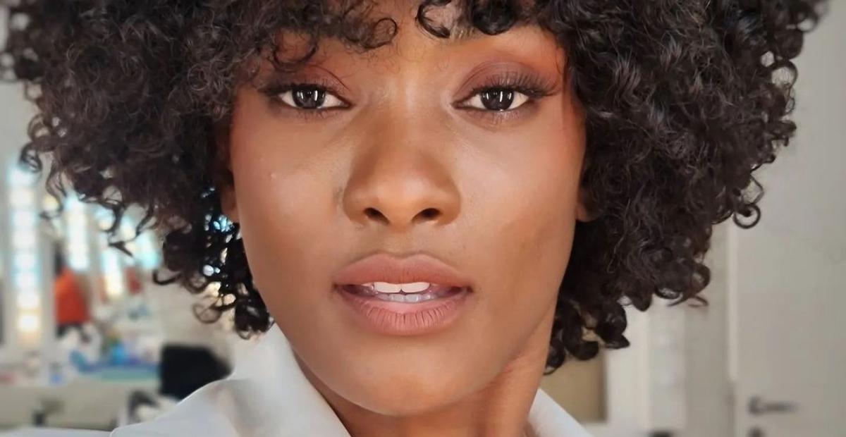 Erika Januza arrasa no ensaio da Viradouro com body de couro vermelho: ”Uma deusa como sempre”