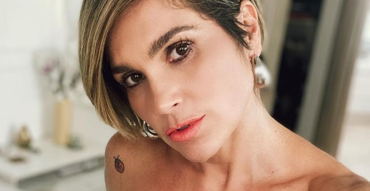 Se refrescando na piscina, Flávia Alessandra exibe curvas esculturais em biquíni de tricô