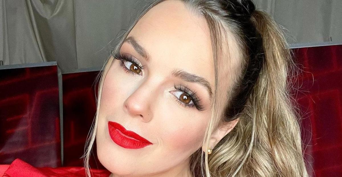 Thaeme encanta a web ao compartilhar cliques da filha sorrindo
