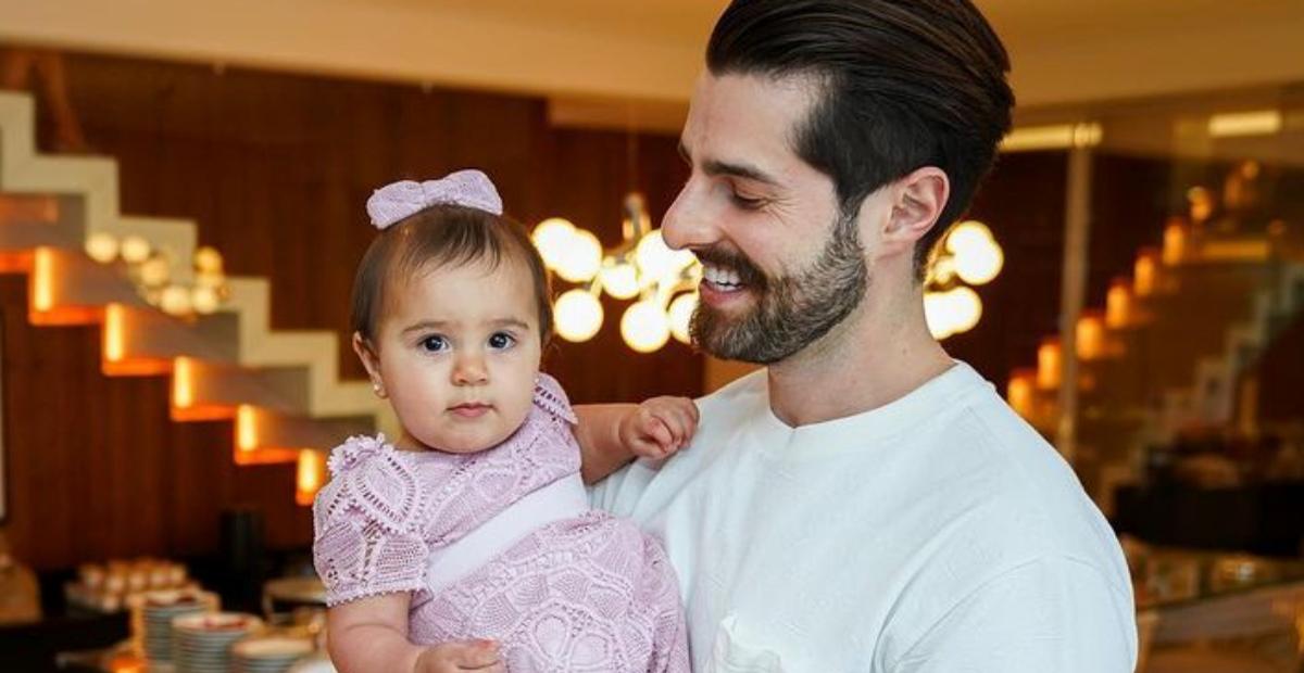 Alok abre álbum de fotos com a família no aniversário de Raika