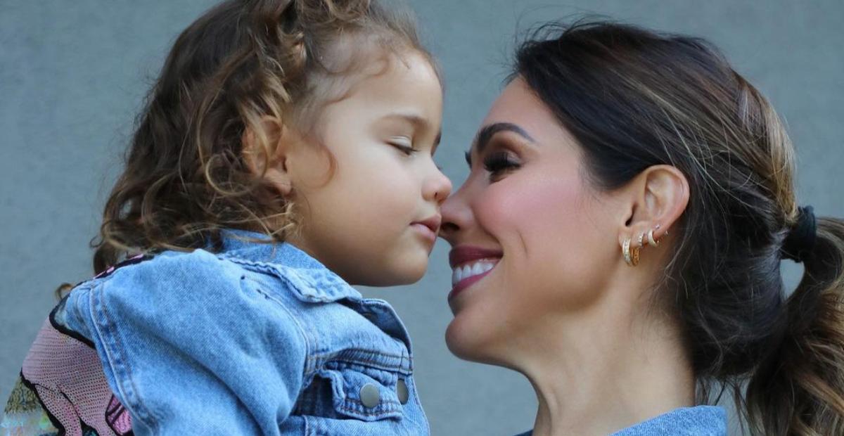 Bella Falconi flagra a filha fazendo careta com touca de banho e arranca risadas