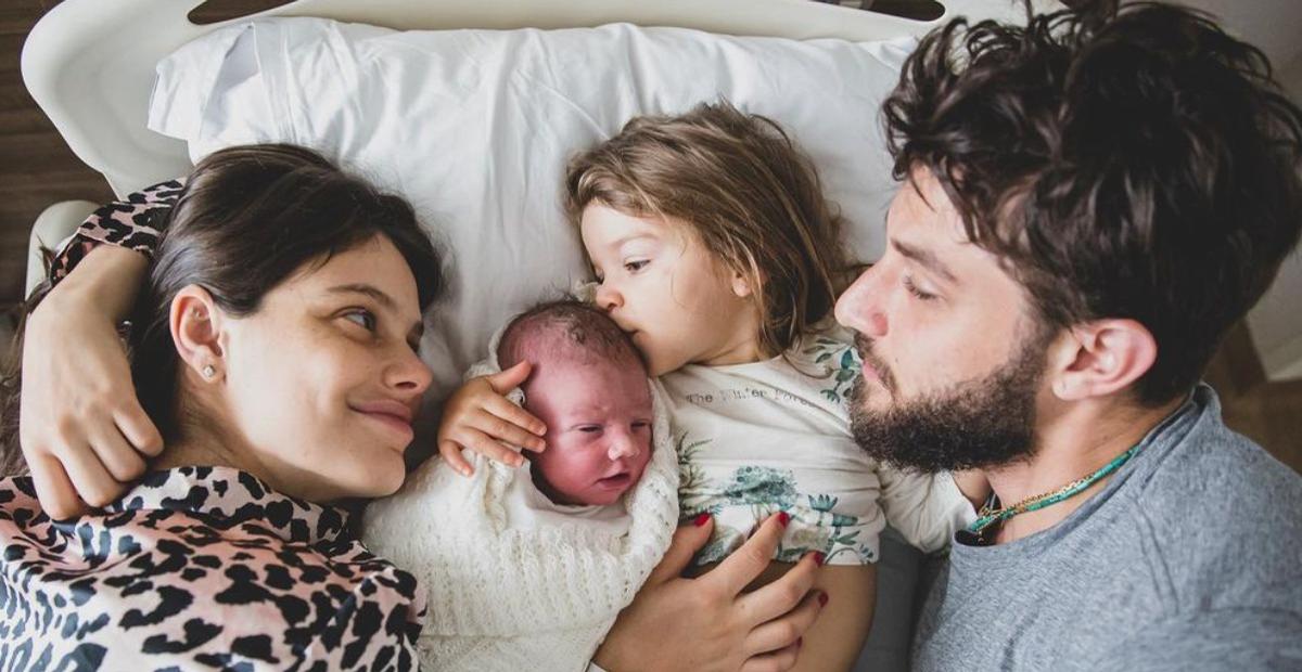 Chay Suede curte fim de semana na companhia da família e arranca elogios dos fãs: ”Coisa linda”