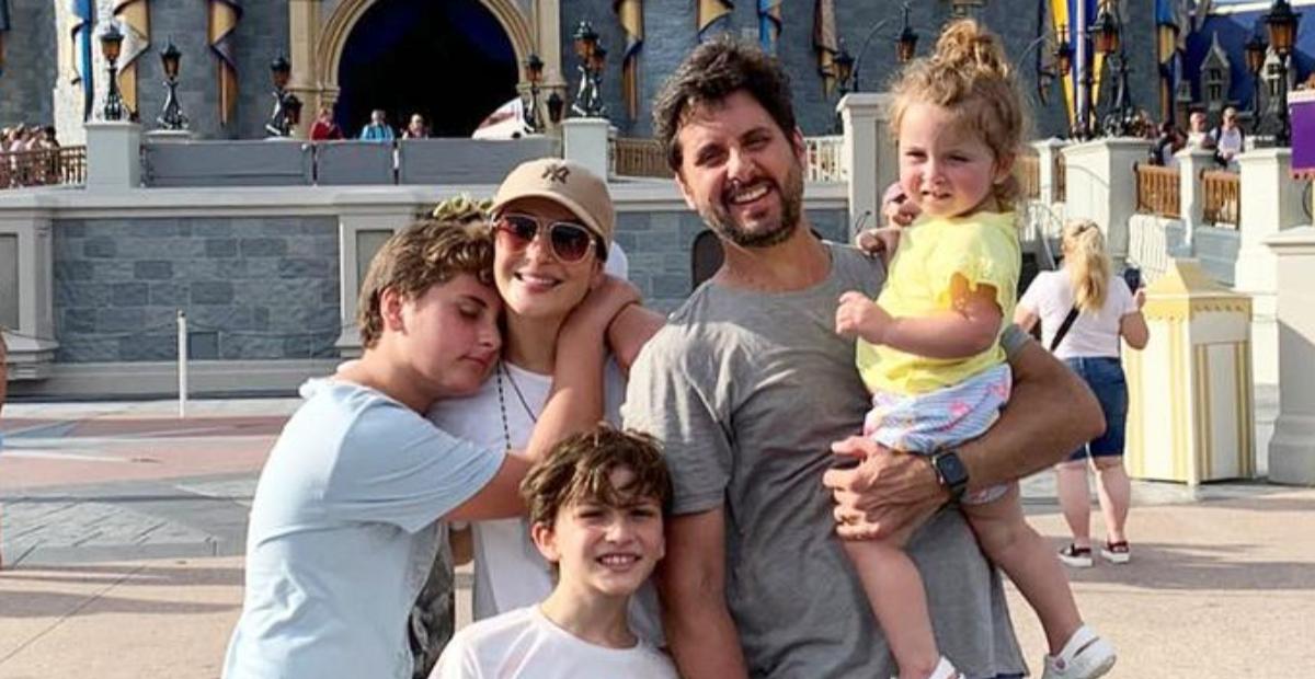 Claudia Leitte compartilha fotos em família e brinca: ”Não tem um clique sequer perfeito”