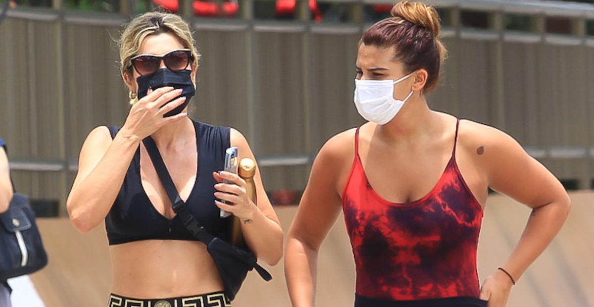 Com a filha, Flávia Alessandra exibe corpaço com estilo ao sair da academia