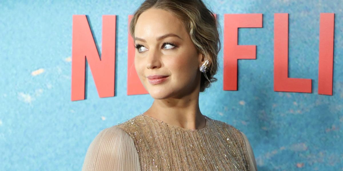 Grávida, Jennifer Lawrence exibe barrigão durante première em Nova York