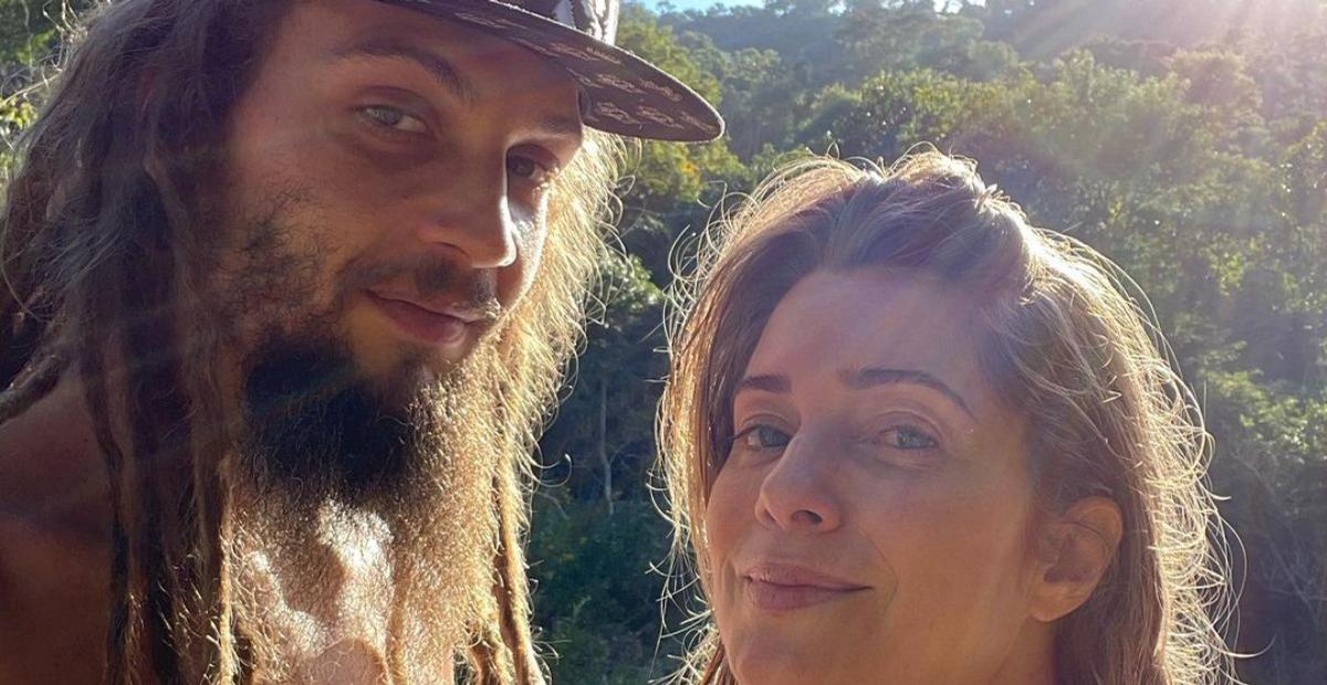 Leticia Spiller toma banho de cachoeira com Pablo Vares e ganha declaração: ”Amor e conexão”