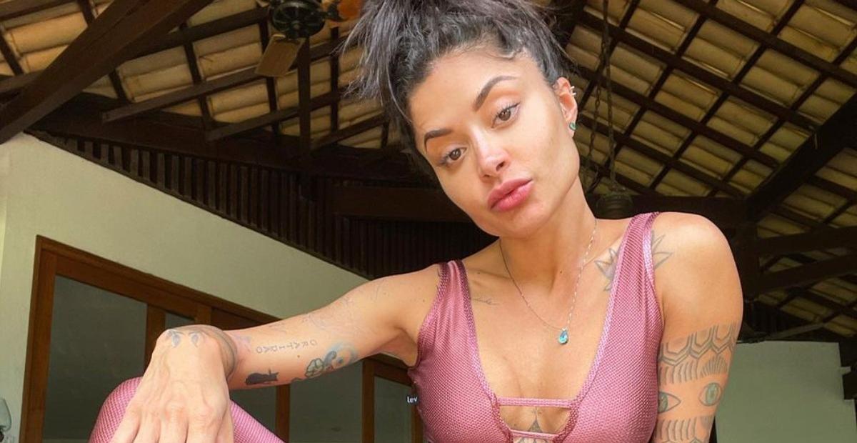 Aline Campos exibe look de treino e reflete sobre chegada de 2022: ”Eu aceito os desafios”