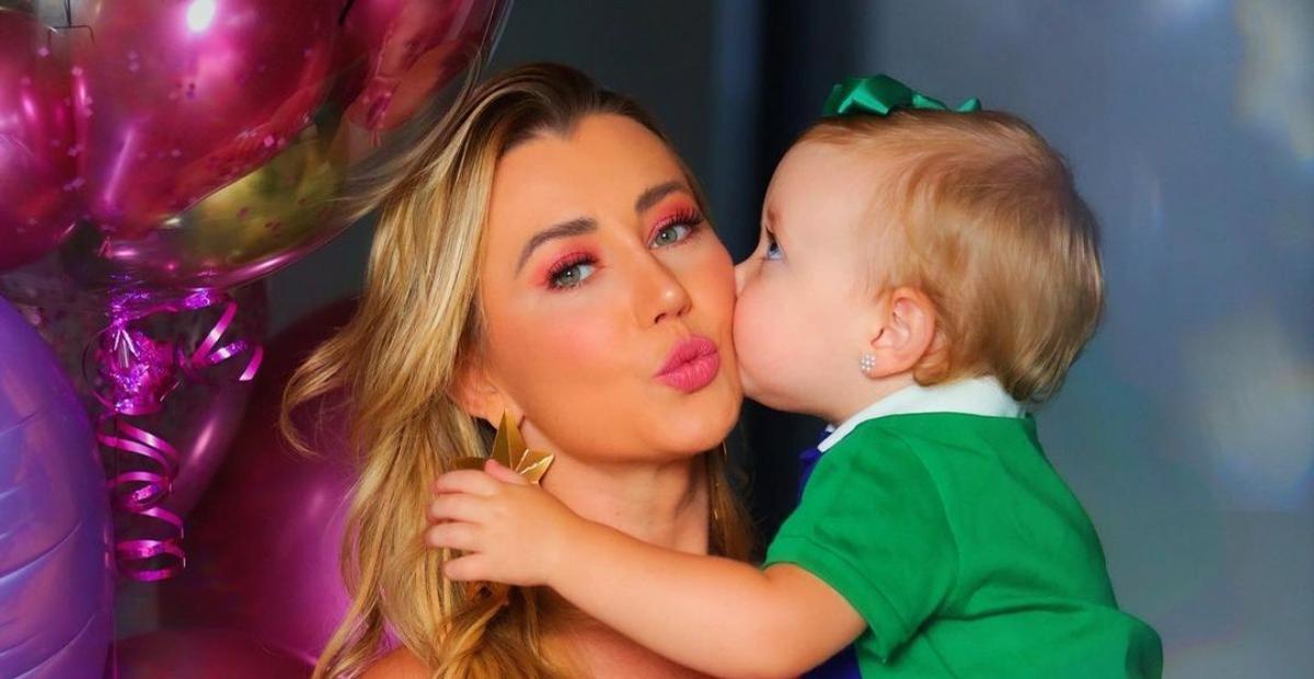 Ana Paula Siebert reencontra Vicky após viagem a Paris: ”Alegria de voltar para o meu amorzinho”