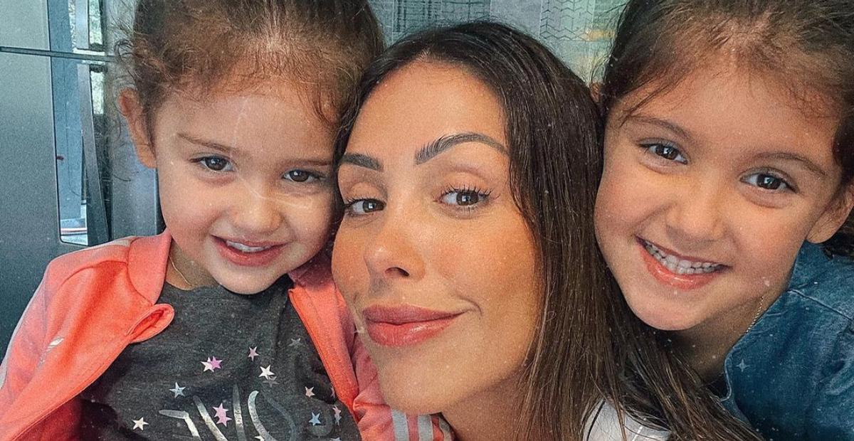 Bella Falconi posta foto de Vicky e Stella e questiona: ”O que fiz para merecer tanto?”