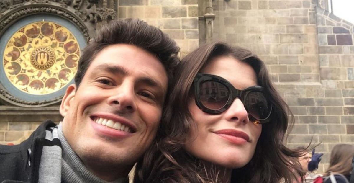 Cauã Reymond surge com Alinne Moraes nos bastidores de ‘Um Lugar Ao Sol’: ”Fazendo bico de câmera”
