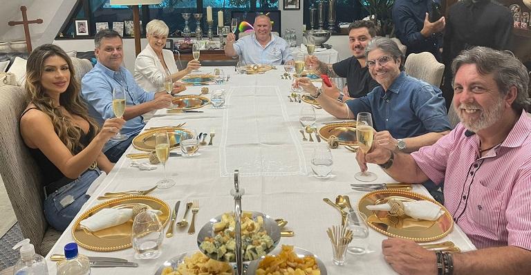 Sidney Oliveira promove almoço com presença de Andréa Nóbrega, João Kleber e Clara Brasil