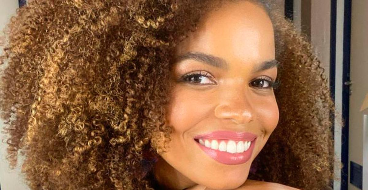 Com biquini cavadíssimo, Jeniffer Nascimento surpreende com corpão na praia