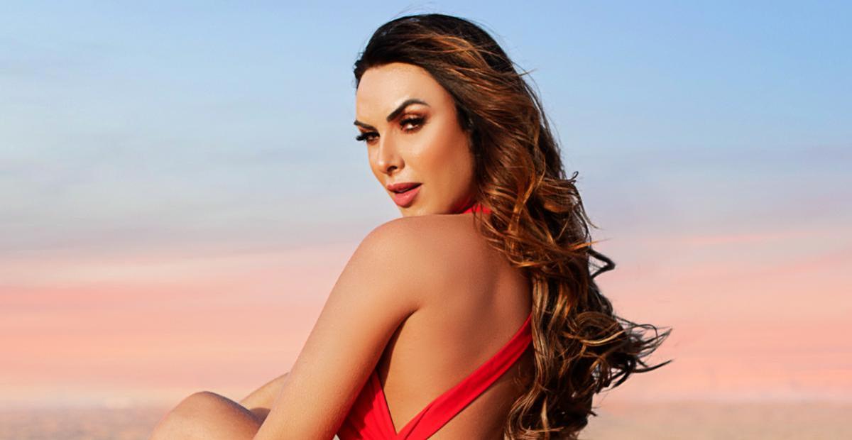 De biquíni, Nicole Bahls mostra corpo super bronzeado na piscina da Gkay
