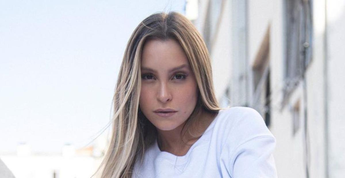 De top e moletom, Carla Diaz empina o bumbum e encanta ao exibir barriga sarada: ”Que deusa”