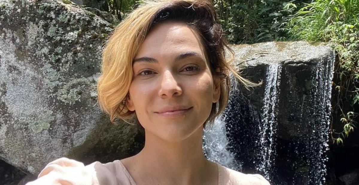 Tainá Müller surge tomando sol em clique e brinca: ”Contando os dias para as férias”