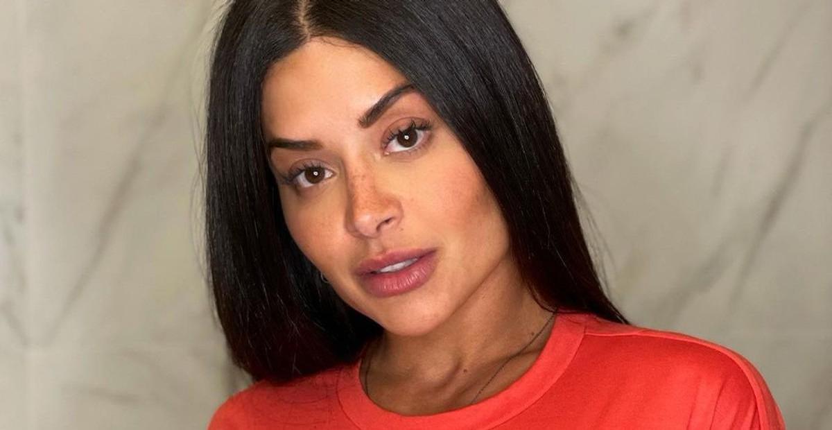 Aline Campos, ex-riscado, se refresca em banheira meio à natureza e encanta: ”Fim de tarde”