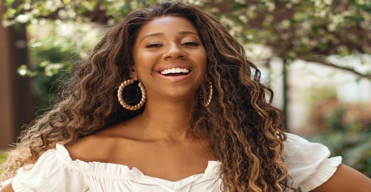 Com top e jaqueta branca, Camilla de Lucas arrasa no Prêmio Multishow: “Seu momento”