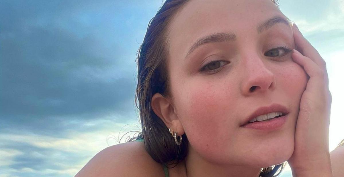 Larissa Manoela exibe flexibilidade ao praticar yoga e fãs elogiam: ”Perfeita!”