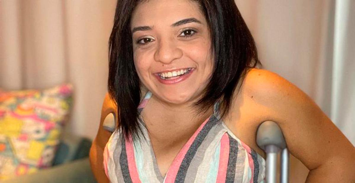 Pequena Lo chama muita atenção na Farofa da Gkay com novo visual e look curtinho