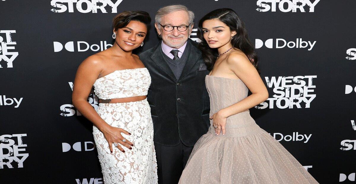 Rachel Zegler, estrela de West Side Story, esbanja elegância na premiere do filme