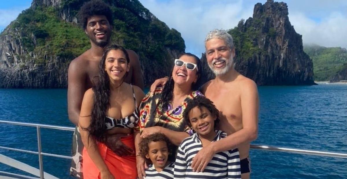 Regina Casé surge ao lado do marido, filhos e neto e registra encontro com a família do genro