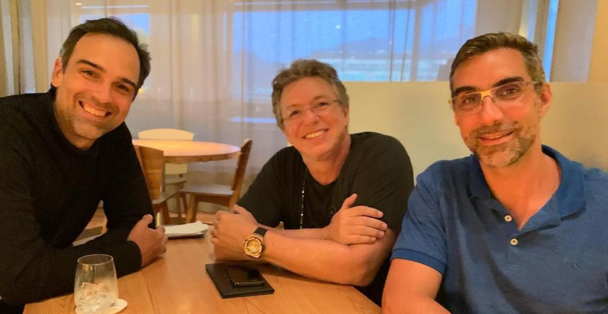 Tadeu Schmidt visita obra da casa do BBB22 ao lado de Boninho