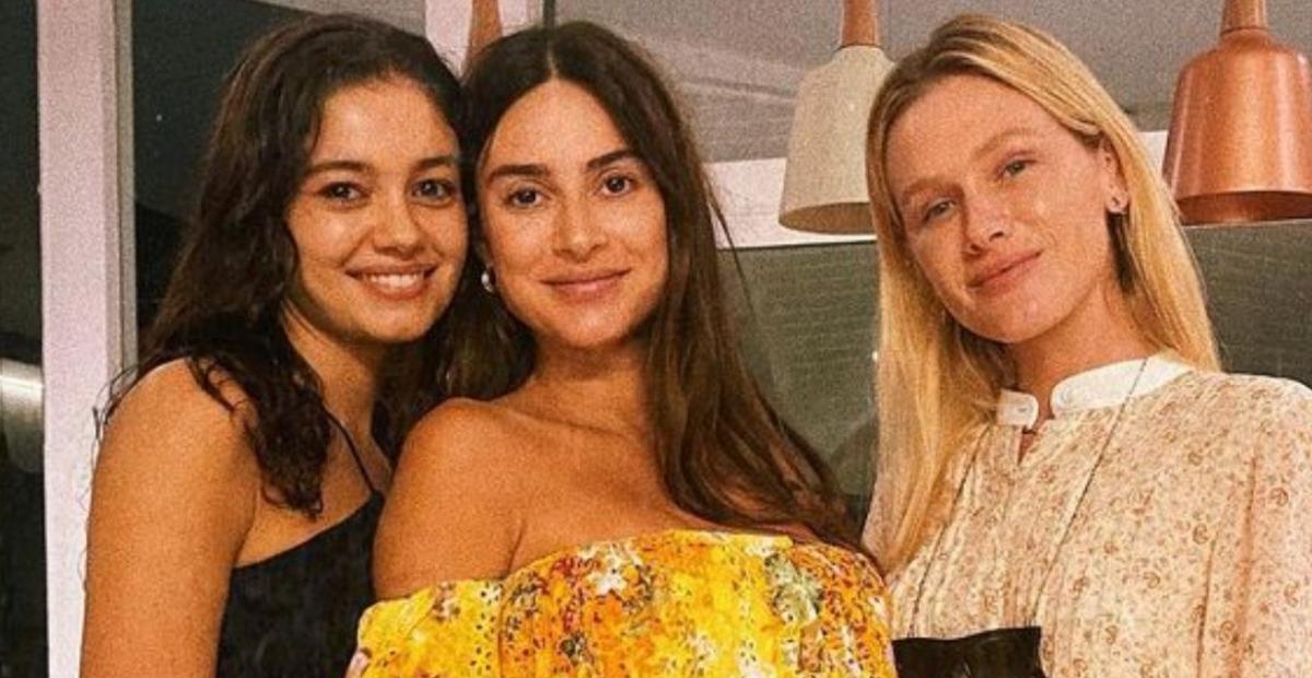 Após dar à luz, Thaila Ayala recebe visita das amigas, Fiorella Mattheis e Sophie Charlotte