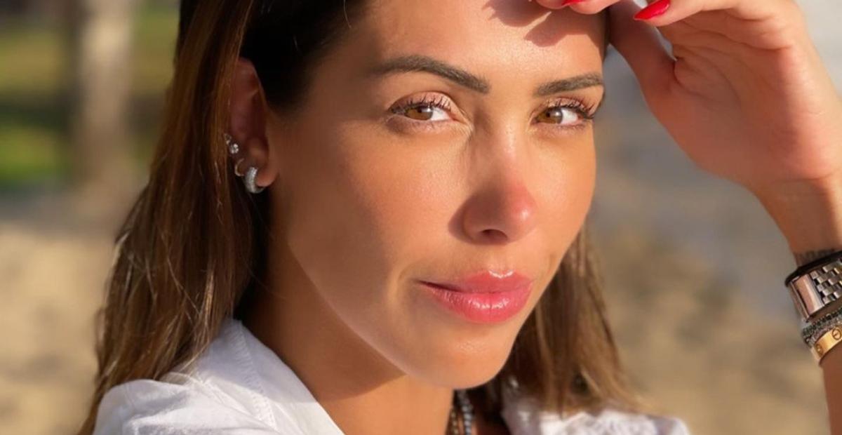 Bella Falconi eleva a temperatura ao aparecer de biquíni em praia da Tanzânia: ”Perfeita demais”