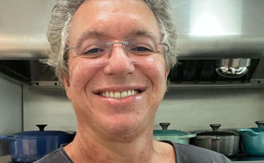 Boninho recebe terceira dose da vacina da covid-19: ”Vontade de abraçar todo mundo”