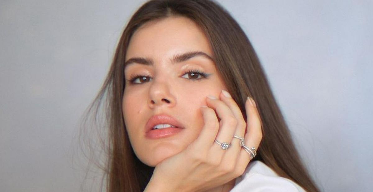 Só de roupão, Camila Queiroz arranca suspiros ao surgir no camarim