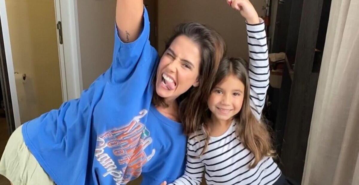 Filha de Deborah Secco diverte ao surgir de pijama dormindo na privada