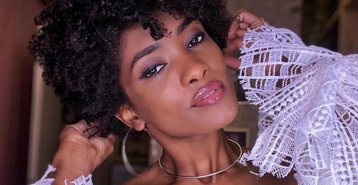 Em pousada de luxo, Erika Januza toma café da manhã na piscina: ”Um paraíso”
