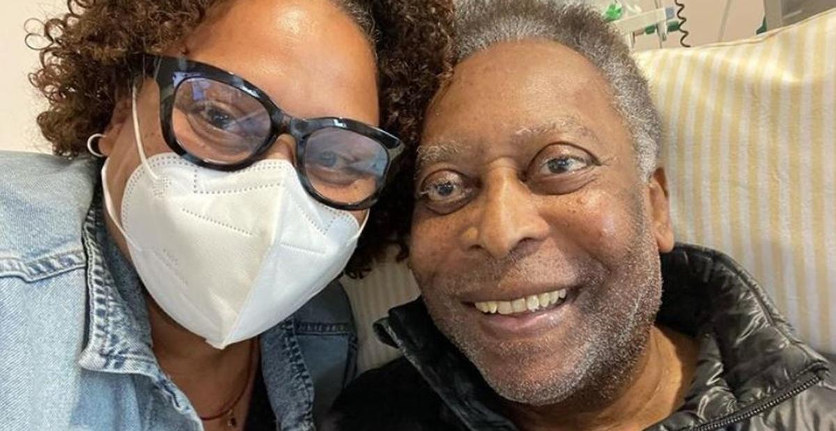 Filha de Pelé tranquiliza os fãs após o pai ser internado novamente: ”Faz parte do tratamento”
