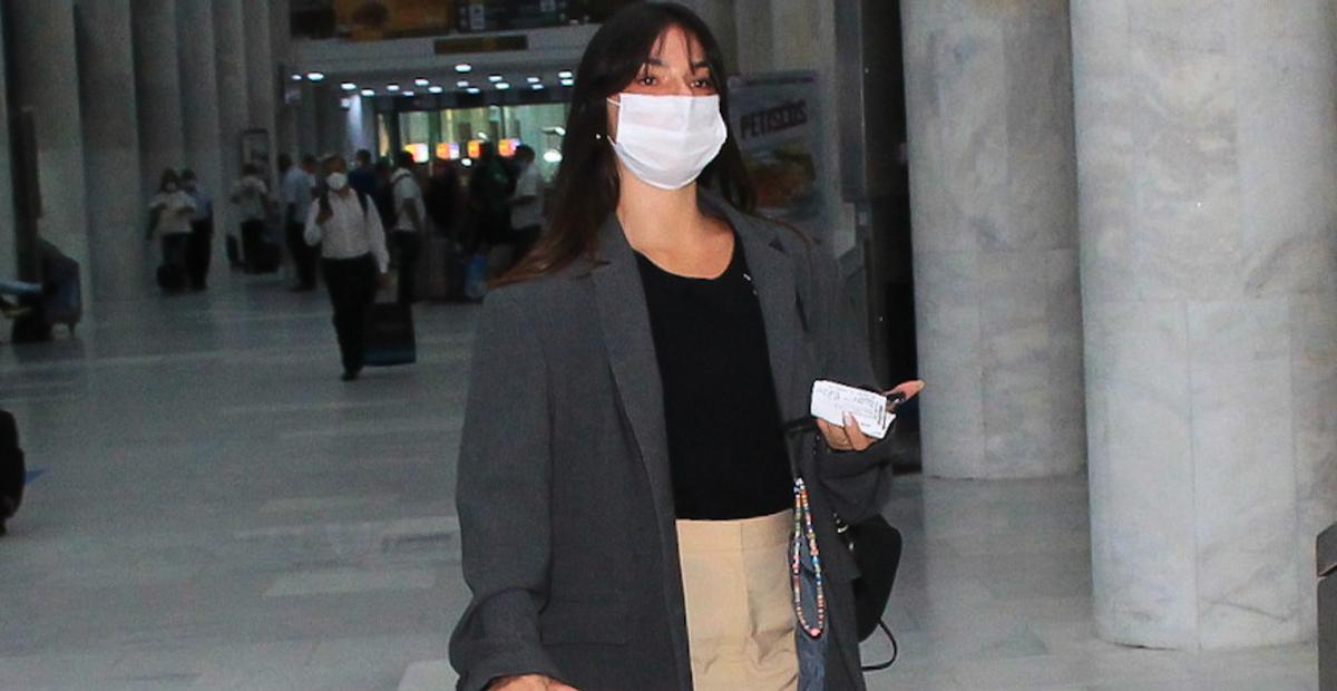 Com look básico, Isis Valverde se destaca em aeroporto com malas de R$ 27 mil