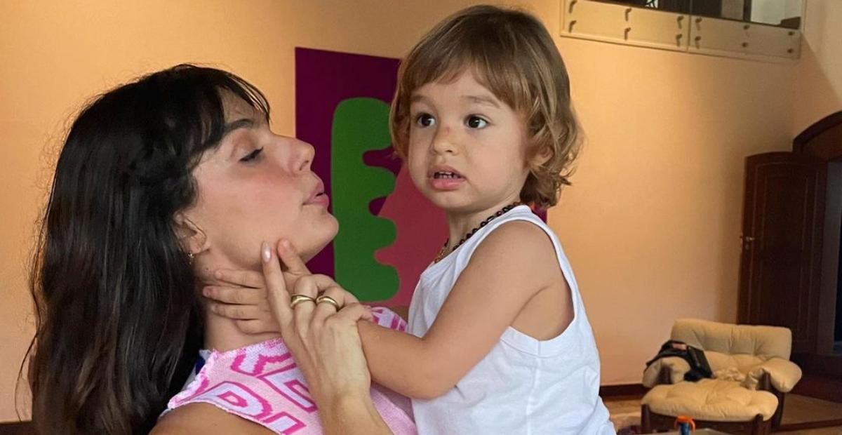 Isis Valverde relembra vídeo antigo do filho e fãs comentam: ”A cara do avô”