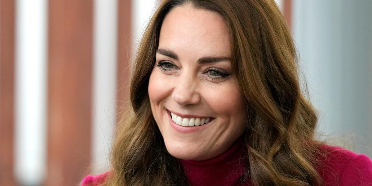 Kate Middleton brilha no tapete vermelho apostar em combinação festiva para especial de Natal