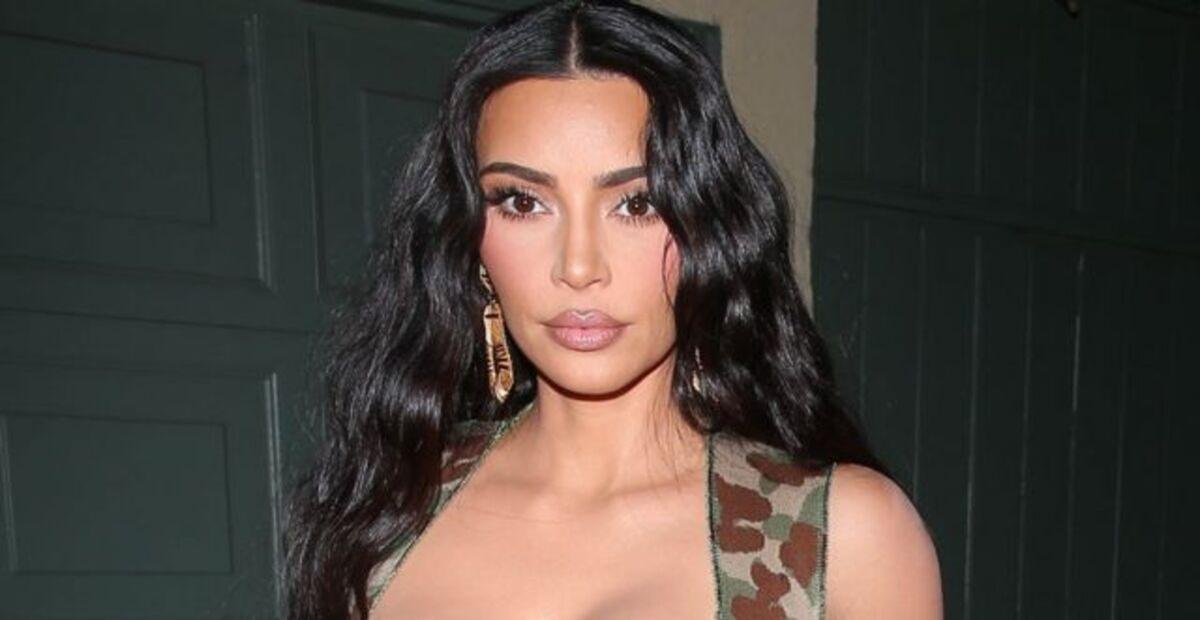 Kim Kardashian posta foto na adolescência com Kourtney