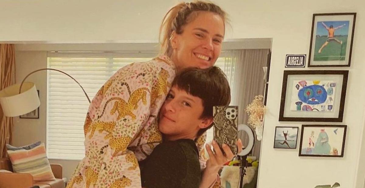 Carolina Dieckmann resgata cliques na praia com o caçula e fala sobre o tempo