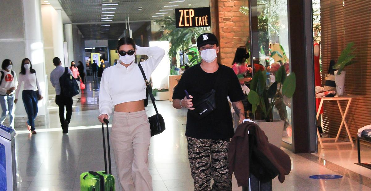 De tênis iguais, Filha de Xuxa, Sasha Meneghel e João Figueiredo esbanjam estilo em aeroporto
