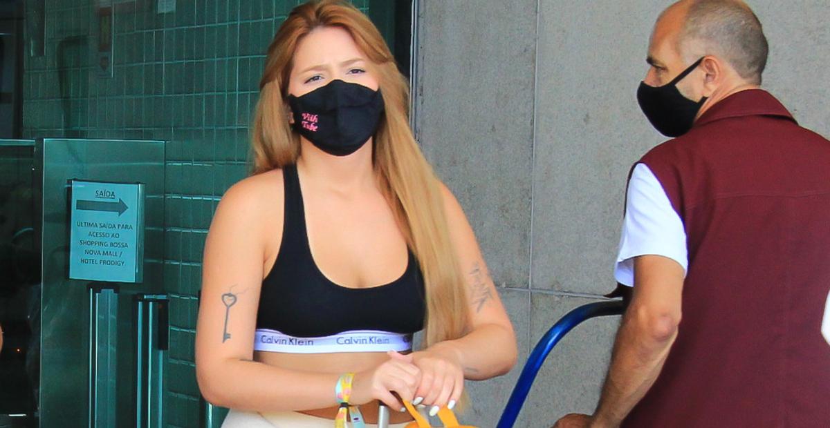 Após ‘Farofa da Gkay’, Viih Tube rouba a cena em aeroporto com look de barriga de fora