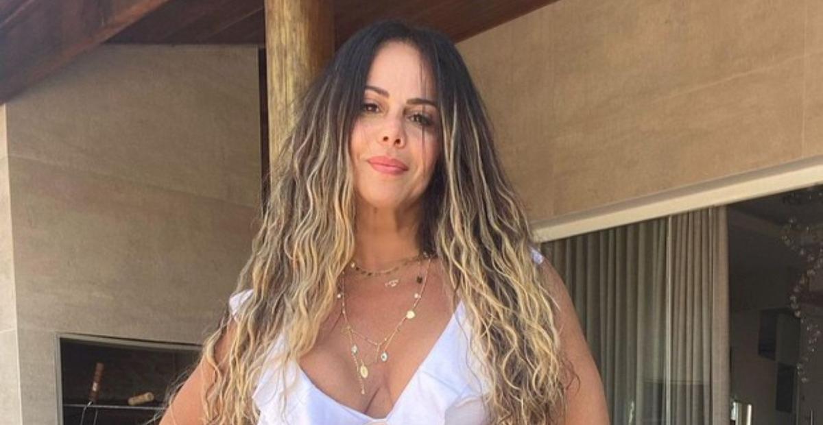 Viviane Araujo esbanja corpaço sarado ao surgir de biquíni fio dental na praia e encanta: ”Deusa”