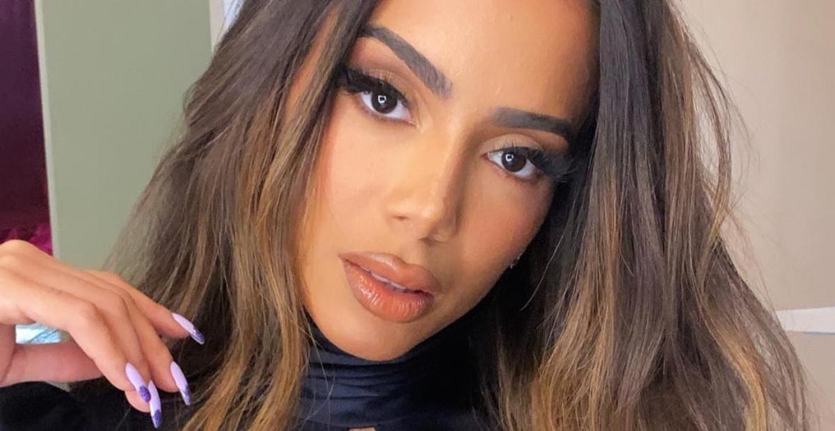 Anitta rebola até o chão e mostra corpaço com look provocante