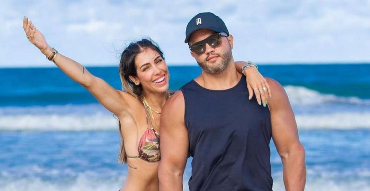 Bella Falconi faz almoço romântico com o marido em praia paradisíaca: ”Que experiência”